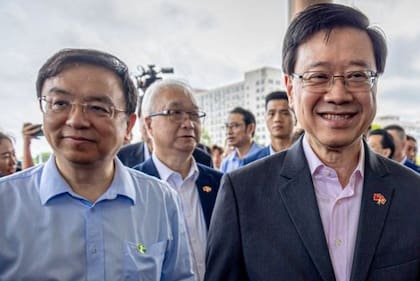 El fundador de BYD, Wang Chuanfu (izquierda), con el director ejecutivo de Hong Kong, John Lee Ka-Chiu (derecha), en la sede de la empresa en Shenzhen.