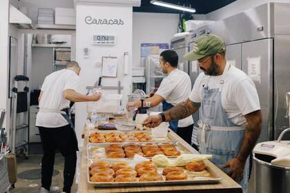 El fundador de Caracas Bakery aprendió a hornear con videos de YouTube