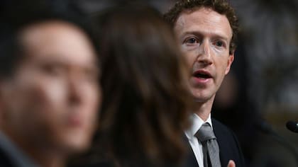 El fundador de Facebook, Mark Zuckerberg, ha sido acusado por senadores estadounidenses de anteponer las ganancias a la seguridad