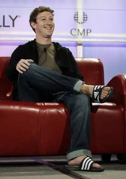 El fundador de Facebook, Mark Zuckerberg, sonríe durante una charla en la conferencia Web 2.0 en San Francisco, el miércoles 17 de octubre de 2007