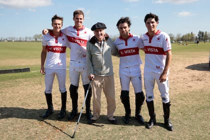 El fundador de Indios Chapaleufú, Alberto Pedro Heguy, contento a sus 83 con los continuadores actuales de su obra, 41 años después: Teodoro Lacau, su nieto Cruz, Victorino Ruiz Jorba y su nieto Antonio.