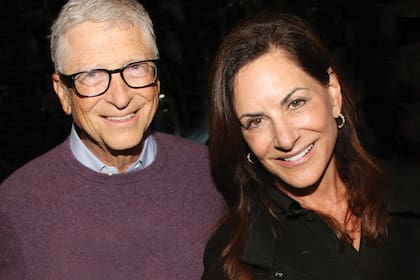 El fundador
de Microsoft, Bill
Gates, y su novia
Paula Hurd, están
en la selecta lista
de invitados.