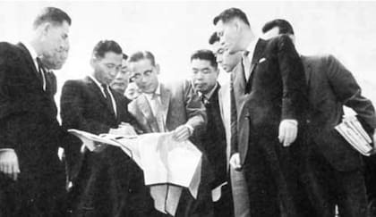 El fundador de Samsung, Lee Chyung-bull (centro, de anteojos), le explica al expresidente Park Chung-hee, a la izquierda