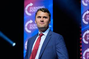El fundador de Turning Point USA, Charlie Kirk, llega para hablar ante el candidato presidencial republicano, el expresidente Donald Trump, durante un mitin de campaña en el Thomas & Mack Center, el 24 de octubre de 2024, en Las Vegas