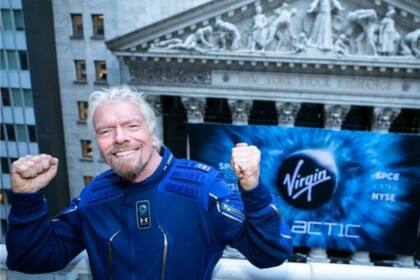 El fundador de Virgin Galactic, Richard Branson, celebra después de que la compañía se convirtió en la primera empresa de vuelos espaciales para humanos que cotiza en la bolsa de Nueva York.