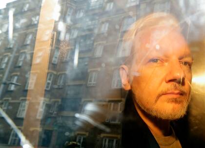 El fundador de WikiLeaks, Julian Assange, en una de sus salidas de la corte, en 2019