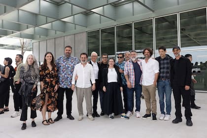El fundador del Malba, Eduardo Costantini, junto a algunos de los artistas y productores del Circuito de Arte Público