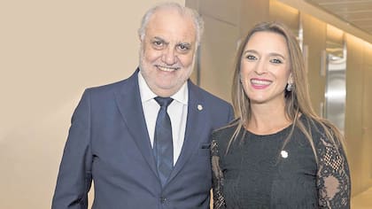El fundador, Juan Carlos Rabbat, y la rectora María Belén Mendé