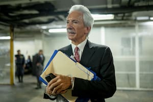 El fundador y editor de periódico José Rubén Zamora sale esposado de una audiencia judicial en Ciudad de Guatemala, el 14 de junio de 2023