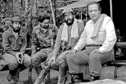 El fundador y líder histórico de la organización, Manuel Marulanda (derecha), junto a los comandantes Alfonso Cano, Iván Márquiz y Timochenko (líder actual), en los 80