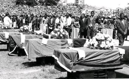 El funeral a los jugadores de la selección de Zambia, repleto de personas