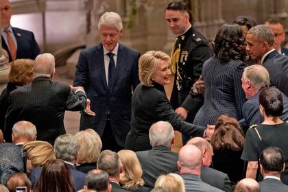 Hillary y Bill Clinton llegan a la ceremonia en la Catedral de Washington
