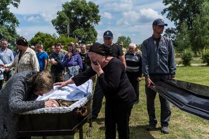 El funeral de un soldado ucraniano muerto en combate en la región de Donetsk, en Boryspil. (Brendan Hoffman/The New York Times)