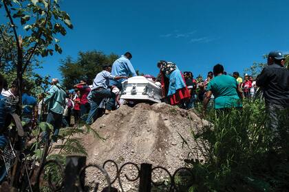 El funeral de una de las nueve personas asesinadas en un tiroteo entre pandillas