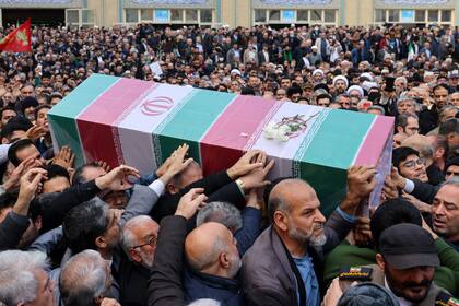 El funeral de una de las víctimas del atentado en Kerman, en el sur de Irán, a manos de Estado Islámico 