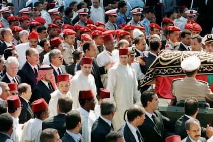 El funeral del rey Hassan II, de Marruecos, en julio de 1999; en la derecha de la imagen es posible apreciar al rey Juan Carlos de España y a Bill Clinton, presidente de los Estados Unidos