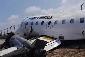 Un avión aterrizó de emergencia, derrapó en la pista y quedó incrustado en un muro del aeropuerto