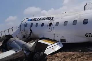 Un avión aterrizó de emergencia, derrapó en la pista y quedó incrustado en un muro del aeropuerto