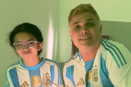El fútbol argentino está presente en la vida de Juan y su hija Abril