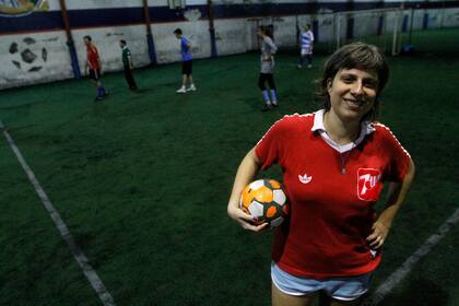El fútbol entre varones y mujeres crece como una opción para hacer deporte y, a la vez, divertirse entre amigos