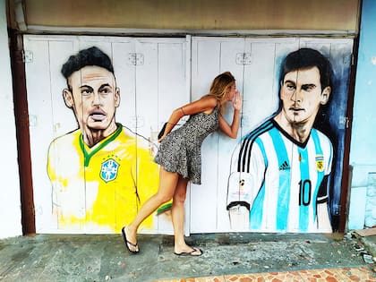 El fútbol es pasión en la isla. En una de las construcciones están pintados los retratos de Neymar y Messi