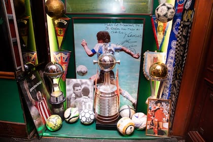 El fútbol, omnipresente en la decoración del restaurante