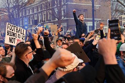 "El fútbol pertenece a nosotros, no a ustedes", afirma un cartel en la manifestación masiva y ardorosa de simpatizantes de Chelsea, que bloqueo al ómnibus que llevaba al plantel de su propio club a un partido de Premier League.