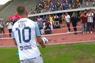 El insólito blooper de un jugador argentino durante su presentación en un club de Ecuador