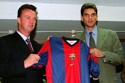 Mauricio Pellegrino levanta su nueva camiseta, la del Barcelona, con el DT Louis Van Gaal; firmó contrato con el club catalán el viernes 28 de agosto de 1998