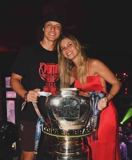 El futbolista brasileño está casado con Bruna Loureiro