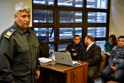 El futbolista colombiano Sebastián Villa sentado junto a su abogado Martín Apolo durante una audiencia en el juicio que tuvo por agredir a su entonces pareja