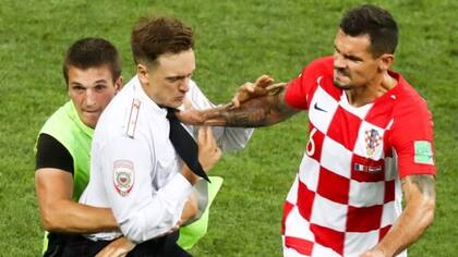 El futbolista croata Dejan Lovren parece enfrentarse a la persona que entró en el campo, en un momento de máxima tensión para su selección, cuando iba perdiendo por 2-1