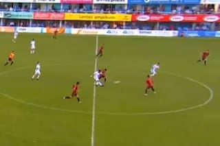 El zapatazo desde la mitad de la cancha y el "regalito" del arquero en un partido muy importante del ascenso