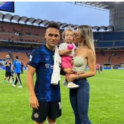 El futbolista de Inter y la selección, Lautaro Martínez, junto a su hija Nina y su mujer, Agustina Gandolfo