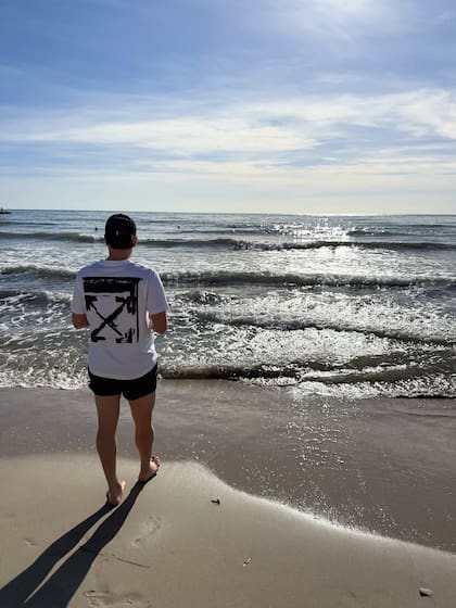 El futbolista disfrutó de la playa española (Foto: @juliaanalvarez)