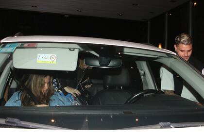 El futbolista fue el primero en bajar del auto. Llegaron alrededor de las 22 y se retiraron minutos antes de las dos de la madrugada
