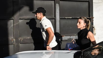 El futbolista José Florentín, acompañado por su abogada, María Florencia Abdala, en la entrada de los tribunales penales de San Miguel de Tucumán