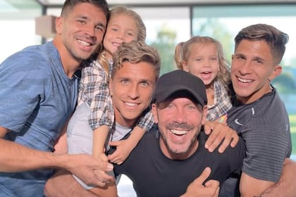 El futbolista junto a su padre Diego y sus hermanos Giovanni, Giuliano, Francesca y Valentina. “En la ecografía que hicimos en Madrid supimos que era varón. Mis hermanitas no lo podían creer, decían que iban a ser tías… Muchísima emoción”, asegura el futuro papá.