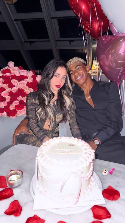 El futbolista Lamine Yamal compartió la primera foto oficial de la pareja (Fuente: Instagram/@lamineyamal)