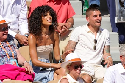 El futbolista Marco Verratti, excompañero de Lionel Messi en el SG y fanático del tenis, fue uno de los invitados de Roland Garros. Asistió junto a su esposa, la modelo francesa, Jessica Aidi