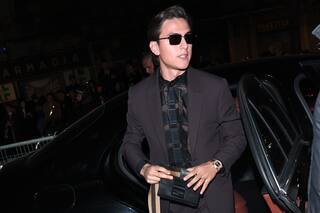 El sofisticado look de Paulo Dybala, con cartera de 1900 euros, en el desfile por los 100 años de Fendi