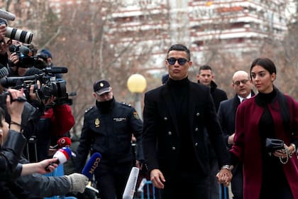 El futbolista portugués Cristiano Ronaldo, con su novia Georgina Rodríguez, llega a la corte para aparecer ante el tribunal en un juicio por fraude fiscal en Madrid, España, el 22 de enero.