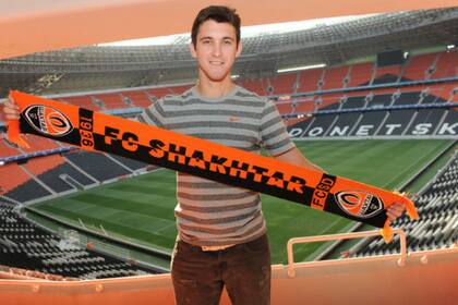 El futbolista posando con la bufanda del club