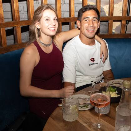 El futbolista Sebastián Riquelme, hermano menor de Juan Ramón, posa con su novia.