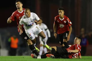 Santos defiende la inclusión de Carlos Sánchez por la que reclama Independiente