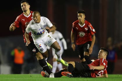 El futbolista uruguayo fue titular ante los Rojos en el 0-0 en el partido de ida por los octavos de final. Independiente protestó los puntos y ganó 3-0 en los escritorios.