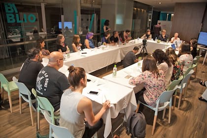 El debate tuvo lugar en la renovada Biblioteca Argentina, en Rosario