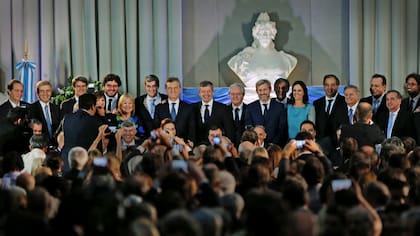 El gabinete completo de Macri, ayer, tras la jura en el Museo del Bicentenario