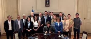 Milei se plantó ante sus ministros y dio un “fuerte respaldo” a Adorni pese al malestar interno