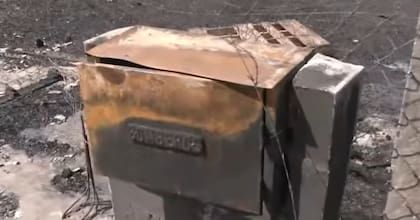 El gabinete de suministro de agua que utilizan los bomberos, completamente quemado